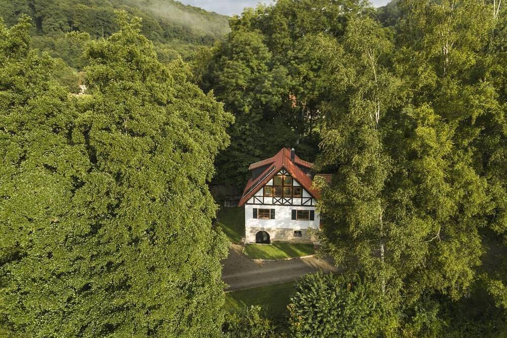 Exklusives Chalet - 7000m² Grundstück, Sauna, Kamin in einem Ort mit 5 Häusern. in Gerabronn, Hohenlohe