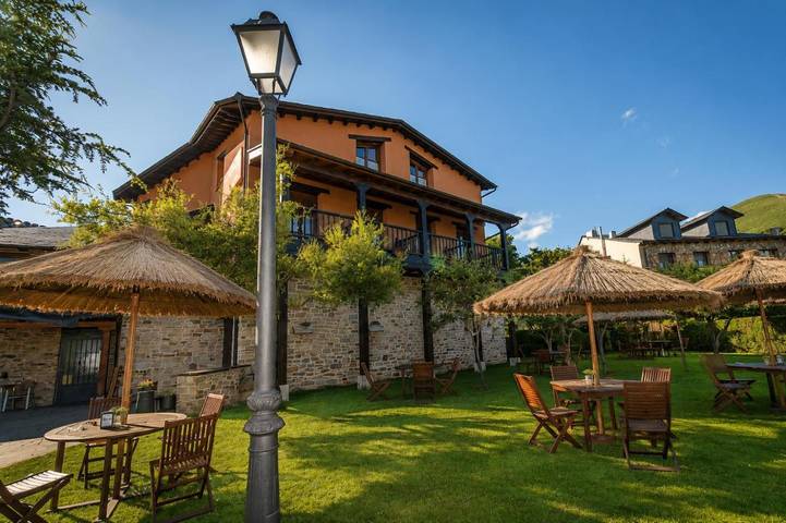 Hotel para 3 personas, con jardín además de vistas y sauna en El Bierzo