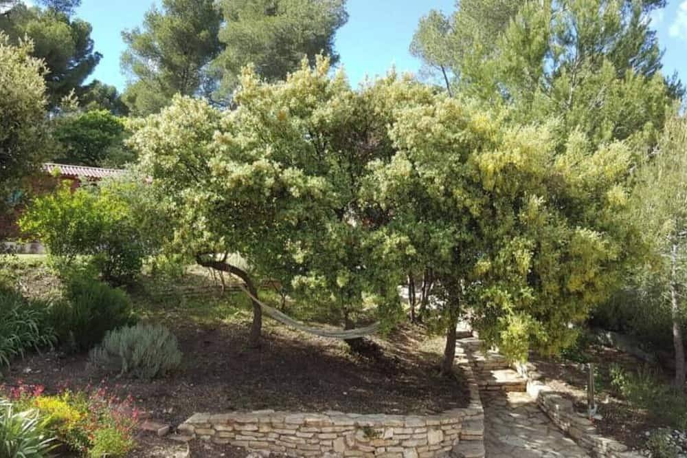 Large house 15 min from Aix en Provence and 30 min from Marseille and the beaches. in Bouc-Bel-Air, Aix-en-Provence region