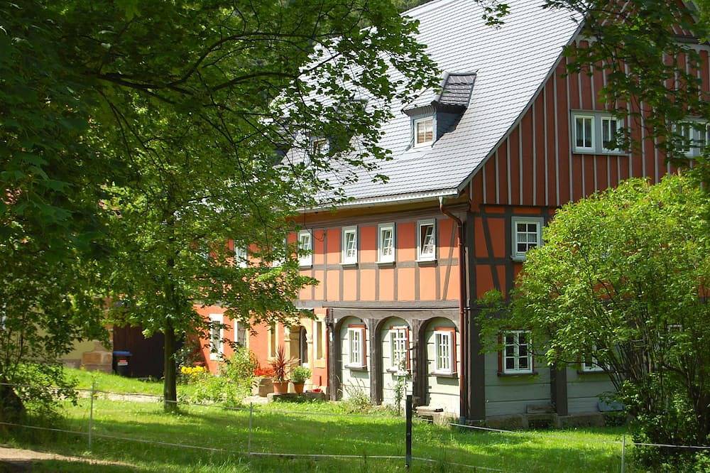 Ganze Wohnung, Bright and modern apartment in historical Umgebindehaus - directly on forest! in Jonsdorf, Zittauer Gebirge