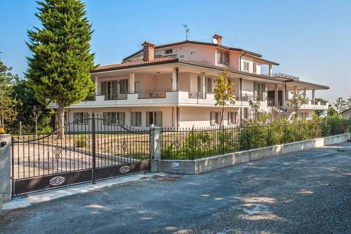 Ferienwohnung für 6 Personen, mit Balkon und Terrasse sowie Garten und Pool