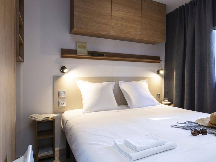 Flower Camping Tamarins Plage - Mobilheim 6 personen - Premium 34m² (3 Zimmer - 6 Betten) + überdachte Terrasse + Tv + inkl. Bettwäsche und Handtücher in Le Bois-Plage-en-Ré, Ile de Re