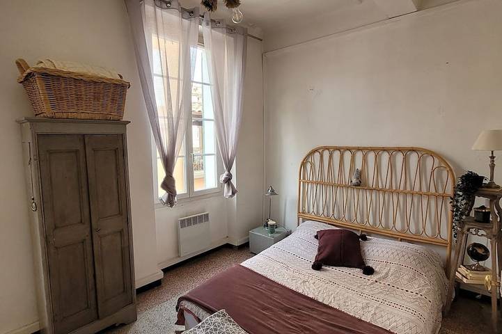 Entire apartment, T2 apartment with south-facing terrace in Cotignac, Brignoles region
