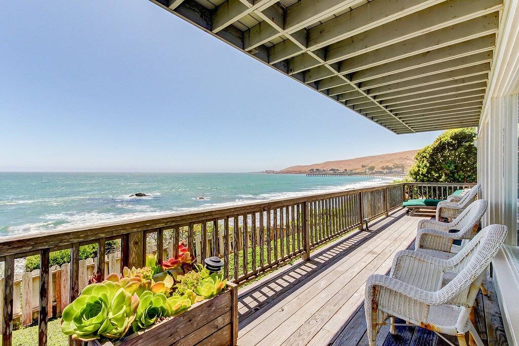 Achten Sie auf Delfine und Wale von diesem Ozean Verleih mit Kamin & Deck in Cayucos, San Luis Obispo County