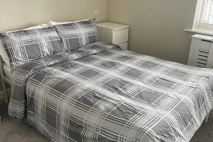 Entire 2 bedroom house with garden and parking in Eastbourne, East Sussex
