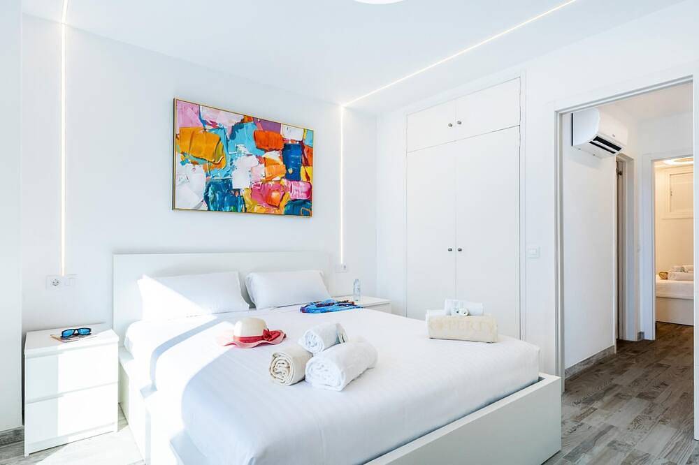 Entire apartment, Stylish 179 Parque Santiago 2, front of the sea, swimming pool in Playa de las Américas, Arona