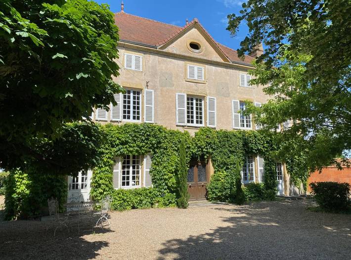 Gîte pour 12 personnes, avec jardin et terrasse dans Baugy (Saône-et-Loire)