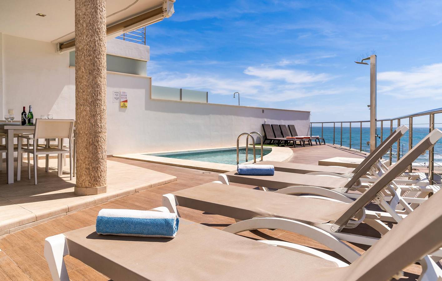 Oase am Strand mit Pool, Terrasse und AC in Torrox Costa, Torrox