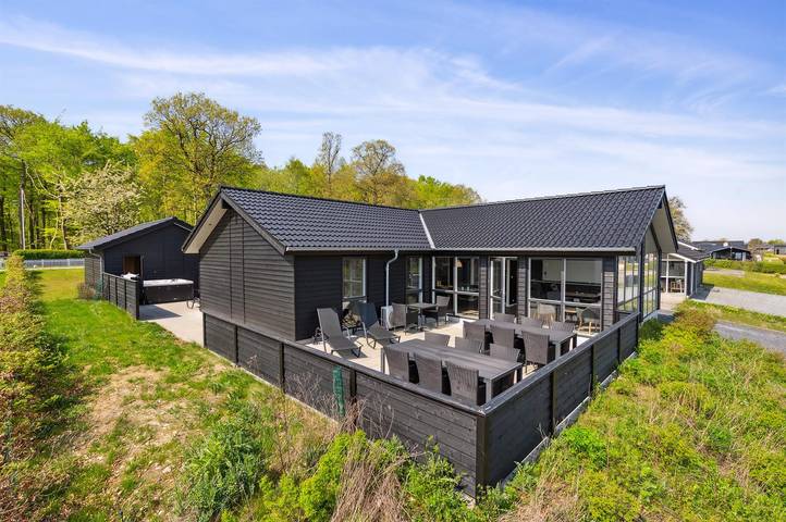 Ferieudlejning for 10 personer, med terrasse og jacuzzi, husdyr tilladt i Kelstrup Strand