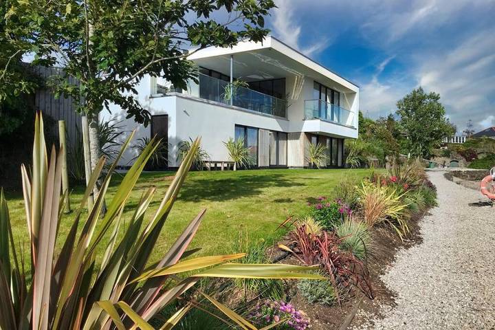 Ferienhaus für 8 Personen, mit Balkon und Terrasse sowie Garten und Seeblick