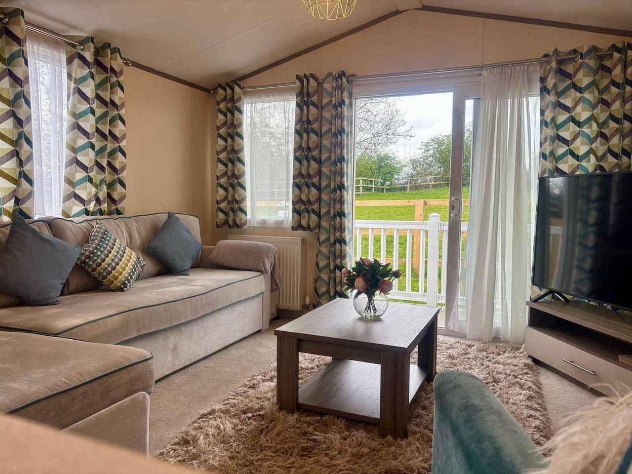 Caravan in Holcot  - Sleeps 6 - Pet Friendly in Holcot, Northamptonshire