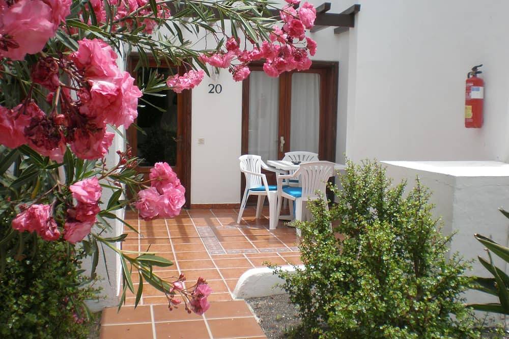 Apartamento entero, Planta baja de 2 dormitorios en complejo pequeño y cerca de todas las comodidades 1 minuto frente al mar in Puerto del Carmen, Tías