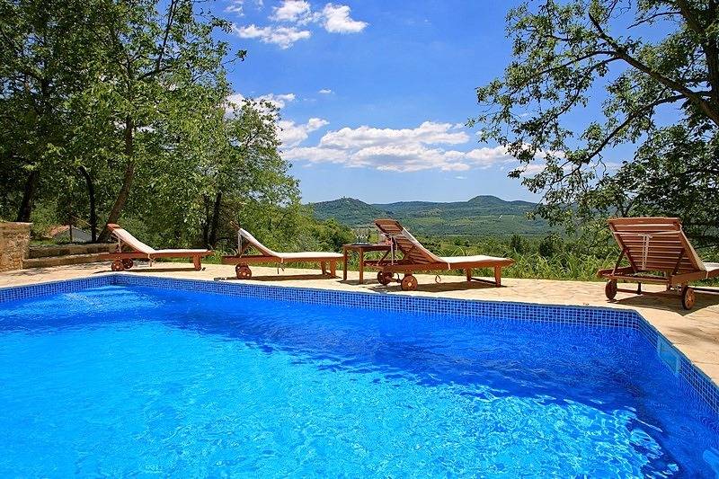 Villa Aurora mit herrlichem Blick aus dem Pool, in der Nähe von Motovun in Općina Oprtalj, Zentralistrien