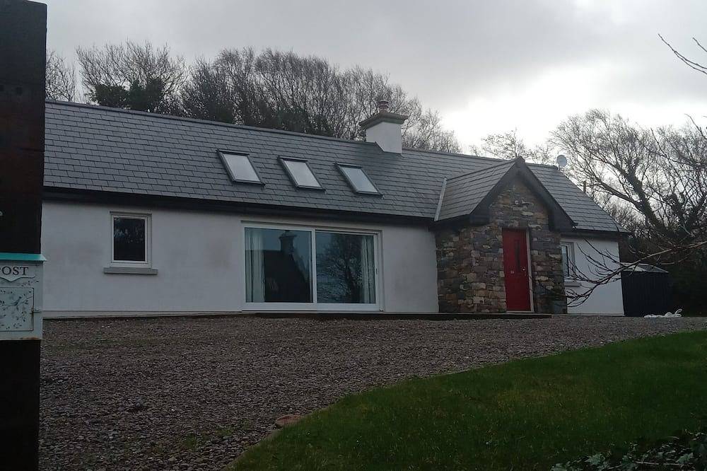 Beautiful new cottage with coastal walks, beaches, golf and Wild Atlantic Way. in Caragh, County Kerry