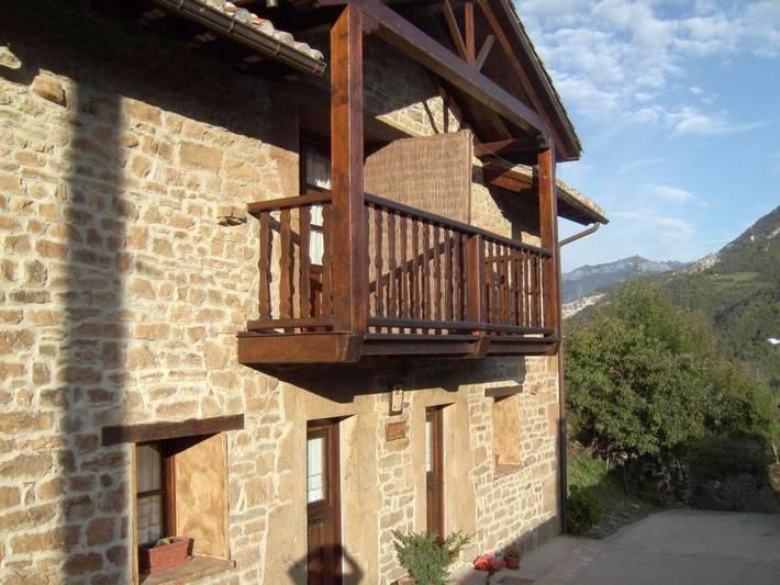 Casa rural para 6 personas, con jardín además de vistas al lago y vistas, Se admiten mascotas en Parque Natural de Redes