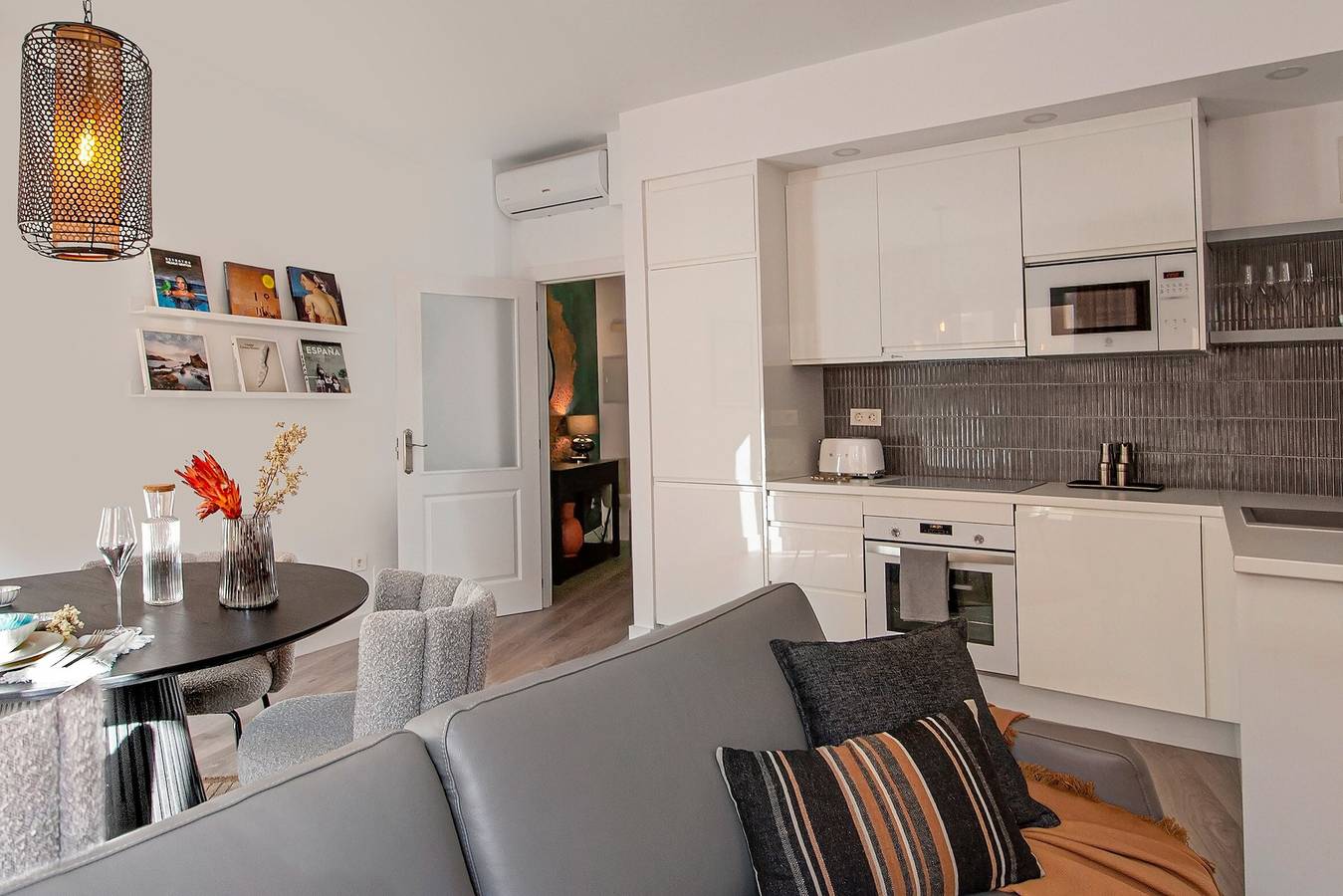 Appartamento intero, 'The One' Lussuoso appartamento con balcone, Wi-Fi e aria condizionata in Malaga Centro, Malaga