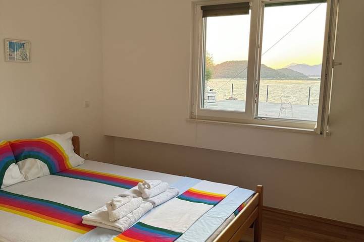 Ganze Wohnung, Relaxed Chic 2-Bed Apartment: Just Steps From the Beach in Blace, Dubrovnik-Neretva