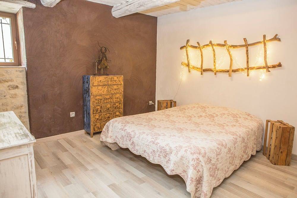 The old oven in Robion, Parc naturel régional du Luberon