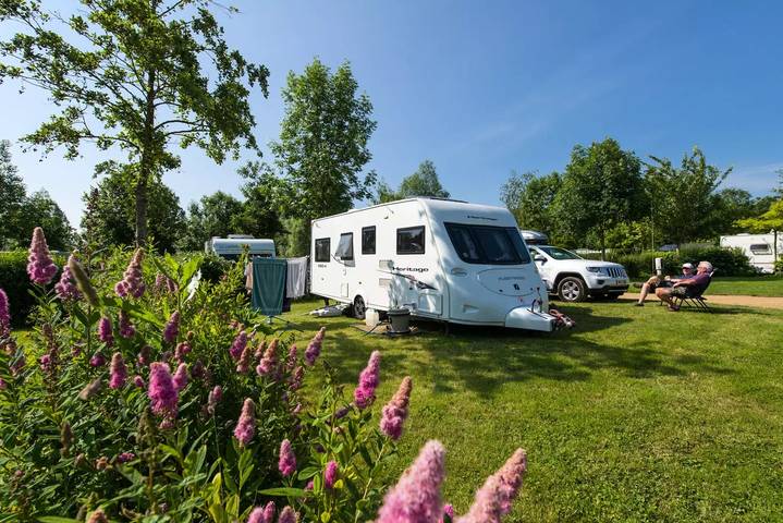 Gîte Premium 4 chambres - 150m² - TV - Lave-vaisselle - 2 Salles de bains 10 personnes in Brissac-Quincé, Vallée de la Loire