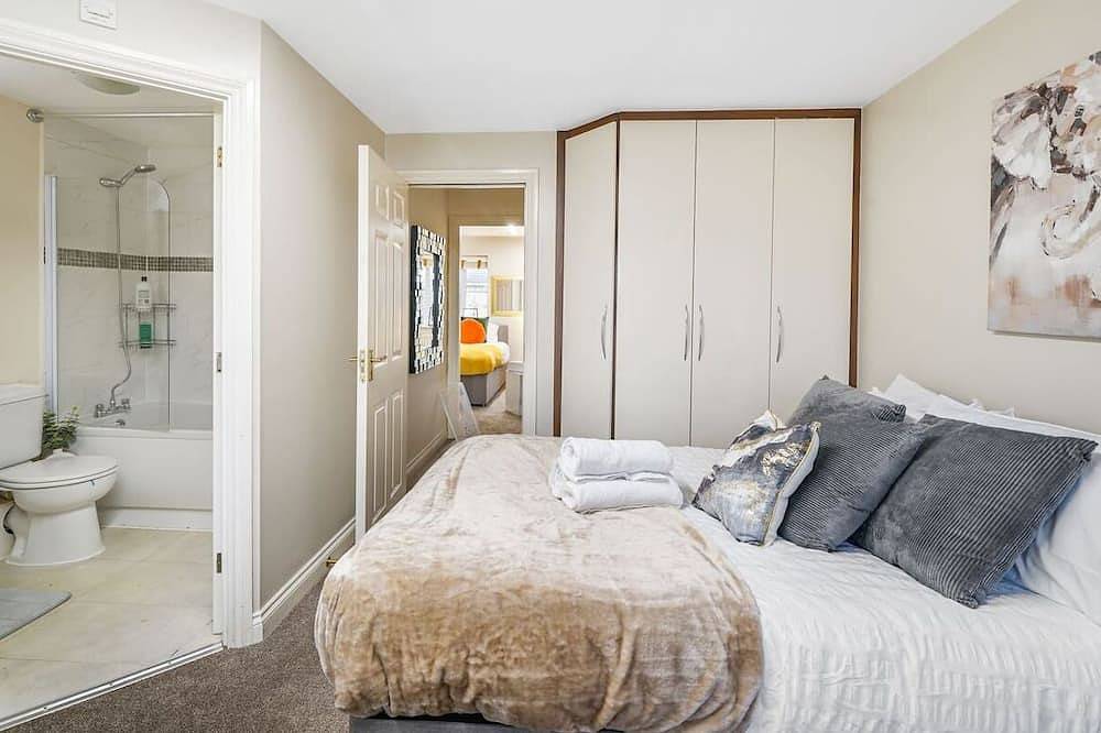 Family & Work stays w/ 2x Ensuite & Prv Parking 1+ in Slough, Berkshire