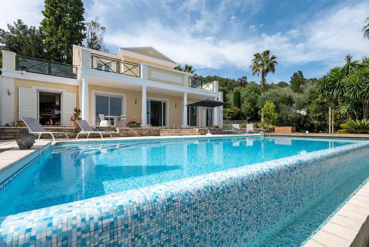 Location de vacances pour 8 personnes, avec jacuzzi et balcon ainsi que piscine et sauna à Falicon