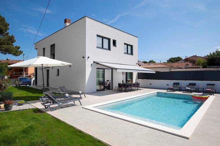 Villa pour 10 personnes, avec jardin et piscine à Pomer