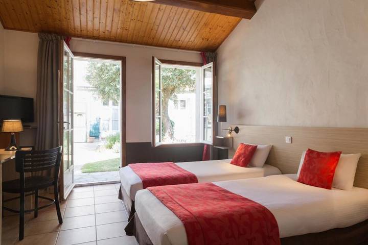 Hôtel pour 2 personnes, avec piscine et jardin à Bouin - 2