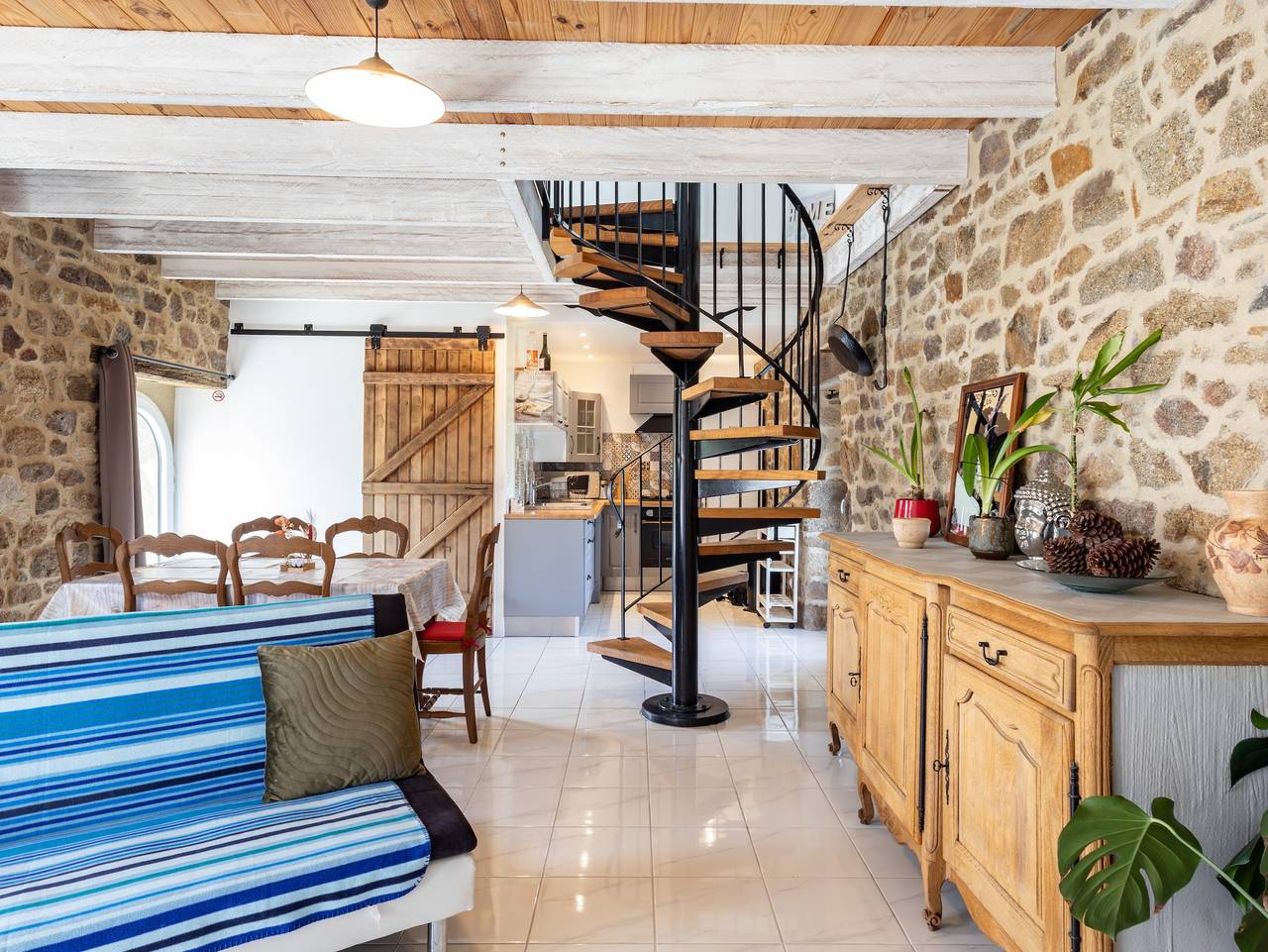 Maison Vintage de Kerlipot avec terrasse privée, jardin partagé et Wi-Fi à Ploubezre in Ploubezre, Ceinture Dorée