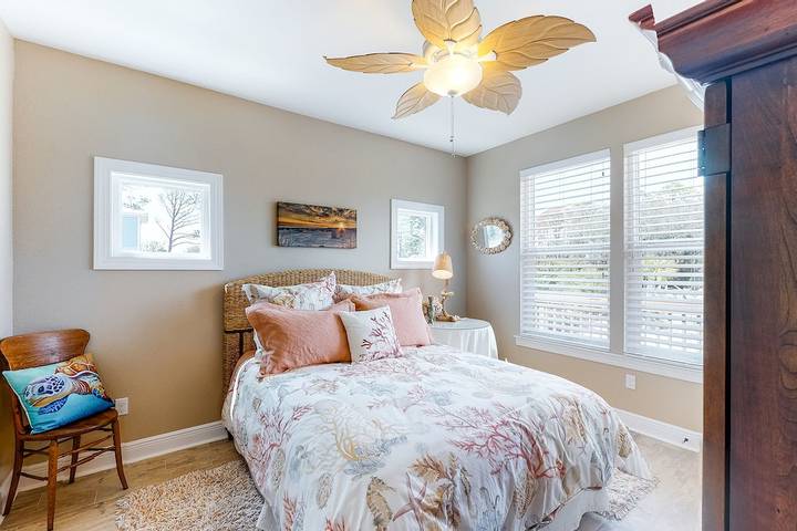 Vacation rental for 8 people, with balcony and yard in Cape San Blas