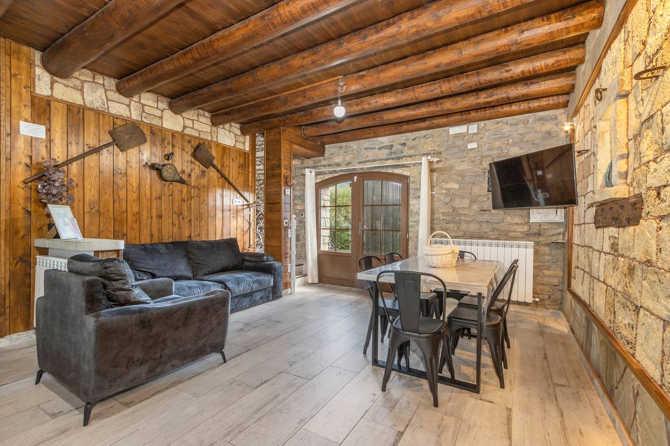 Entire apartment, Apartment 'Galamín' with Mountain View, Private Terrace and Wi-Fi in Fiscal, Spanish Pyrenees