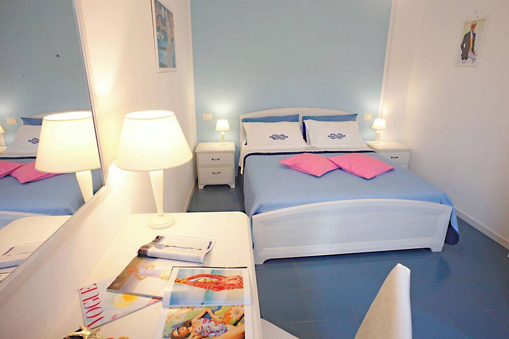 Appartamento intero, Bello,luminoso,con vista sul canale e sul ponte romano,free parking-wifi-A/C in Rimini, Provincia di Rimini