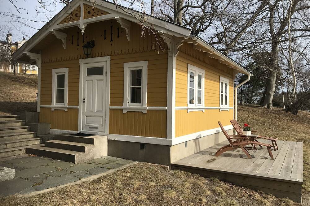 Cottage mit sonnigem Holzdeck am Wasser. in Kummelnäs, Nacka