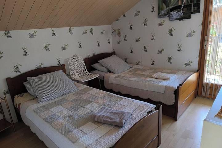 Chalet ***  bord du lac barque, piscine, animaux, lits faits, jardin clos, calme in Saint-Gérons, Région d'Aurillac