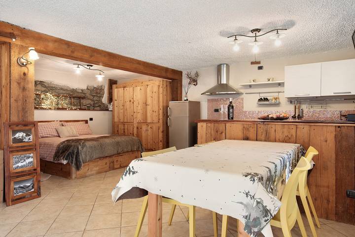 Gîte pour 4 personnes, avec jardin dans Roisan