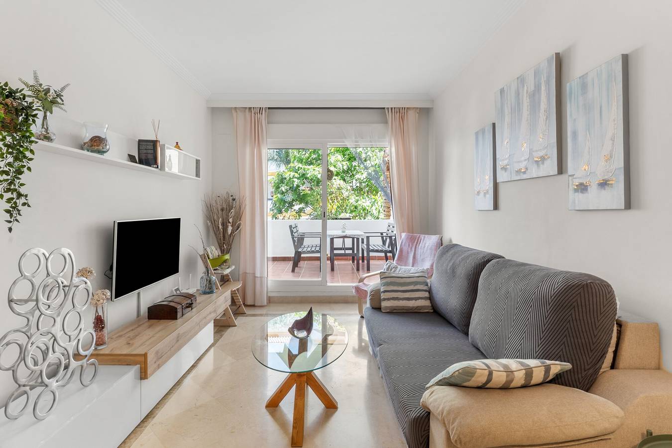 Entire apartment, Apartment 'En Calanova Golf' with Shared Pool, Wi-Fi, and Air Conditioning in La Cala de Mijas, Mijas