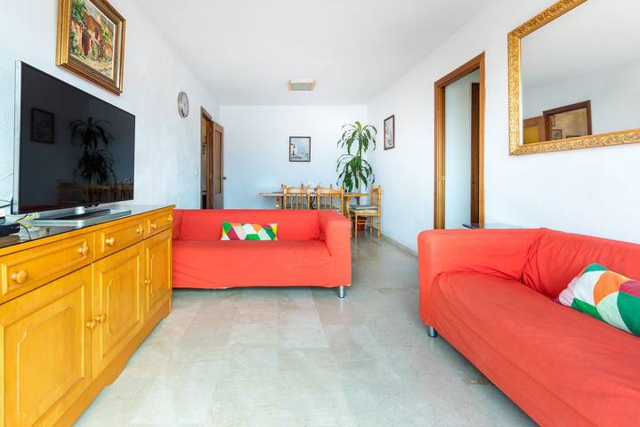 Entire apartment, Vacation Apartment in Central Fuengirola with Balcony, Air Conditioning, and Wifi in Fuengirola Centre, Fuengirola