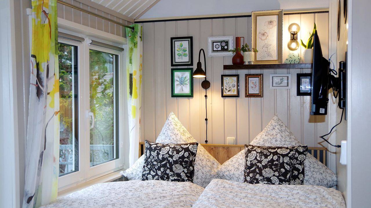 Gemütliches Tiny House mit Sauna, Kamin, Fahrradgarage und Sonnenterrasse in Steina, Lausitz