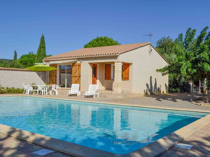 Location de vacances pour 6 personnes, avec terrasse ainsi que jardin et piscine à Argeliers