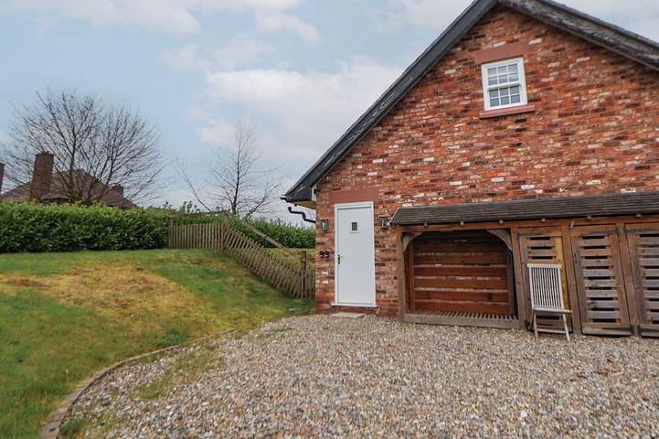 Log cabin for 2 people, with garden, with pets in Delamere