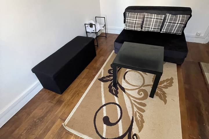 Apartamento entero, Studio located 40 minutes from Orly via the line in Saint-Ouen, Sena-Saint Denis