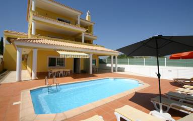 Gîte pour 4 personnes, avec piscine ainsi que jardin et terrasse à Moncarapacho