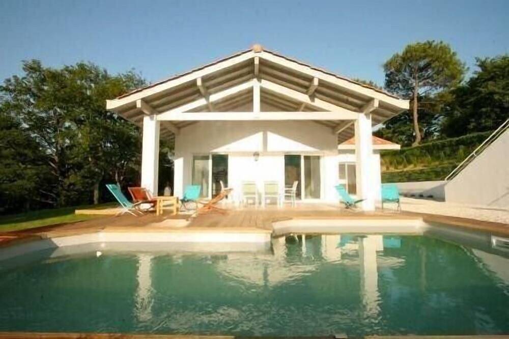 Biarritzarcangues villa quiet design 170 m 2 greenery heated pool, 8 per in Arcangues, Bayonne region