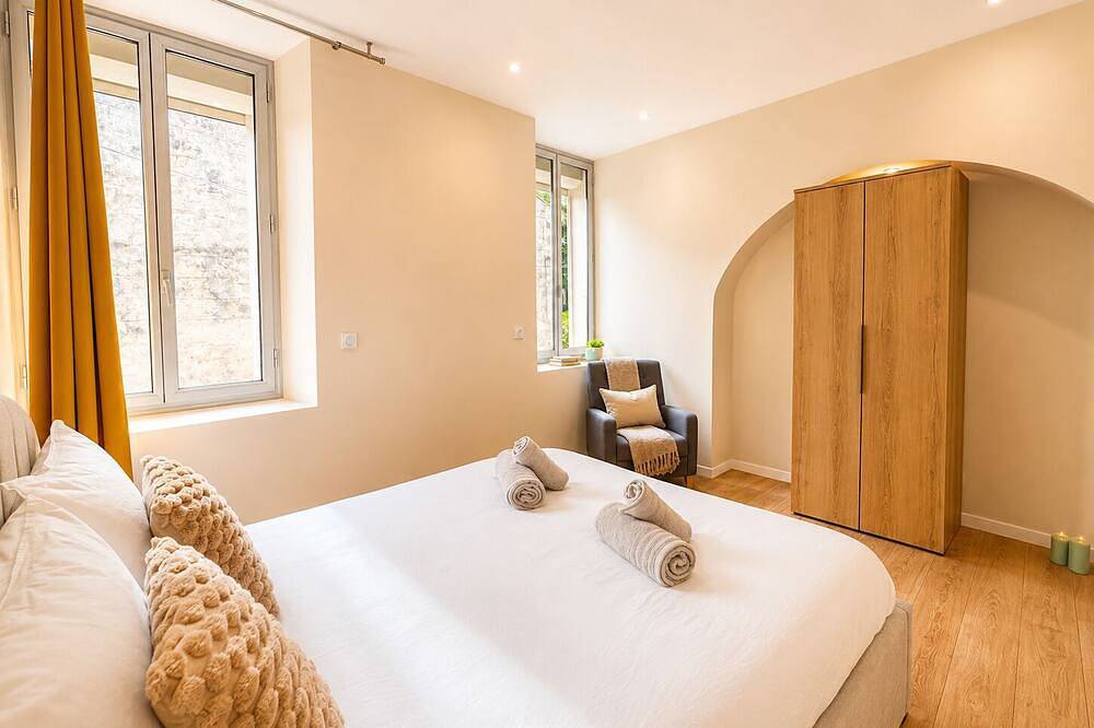 Large modern villa with pool, billiards & private parking, 5min from town center in Orange, Vaucluse