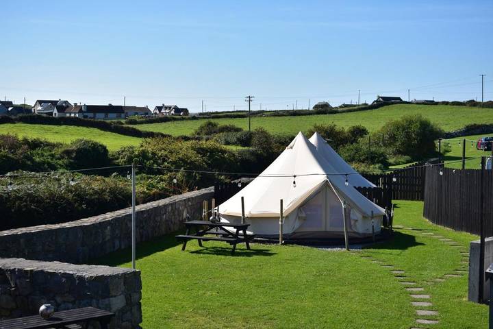 Holiday letting for 2 people, with Terrace and Garden as well as View in Doolin