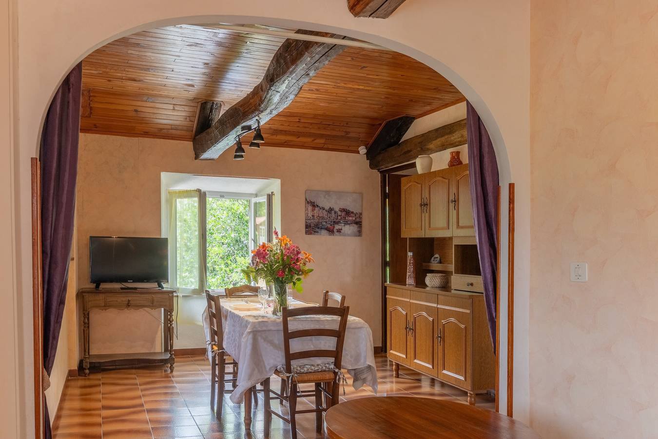 Maison de vacances 'Le Pigeonnier' avec vue sur les montagnes, piscine partagée et climatisation in Gravières, Parc naturel régional des Monts d'Ardèche