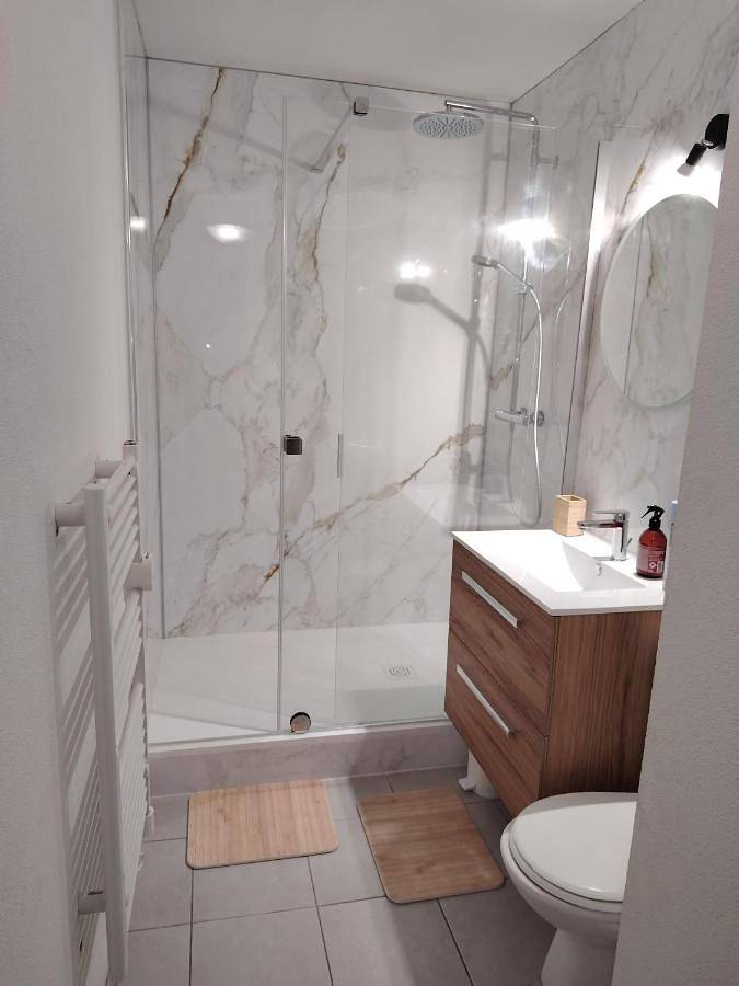 Appartement entier, Superbe appartement en face de la plage avec piscine sauna et petite vue mer in Plougonvelin, Région de Brest