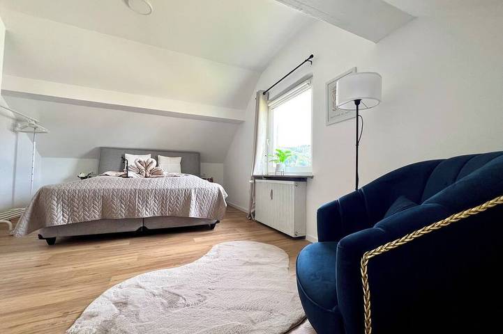 Ganze Wohnung, 2. Zi. Dachwohnung mit Burgblick & Kingsize Bett in Freudenberg am Main, Taubertal