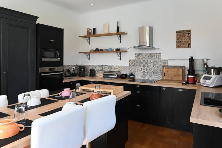 Location de vacances pour 10 personnes, avec terrasse ainsi que jardin et piscine à Meschers-sur-Gironde - 3