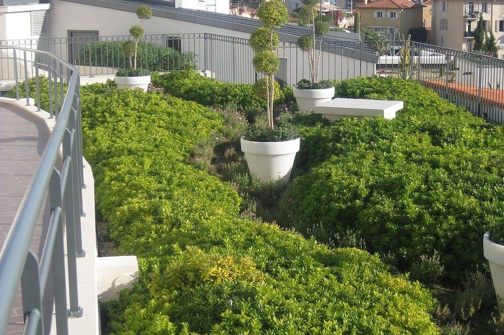 Entire apartment, 2 Bed Apartment with Pool in Beausoleil, Nice region