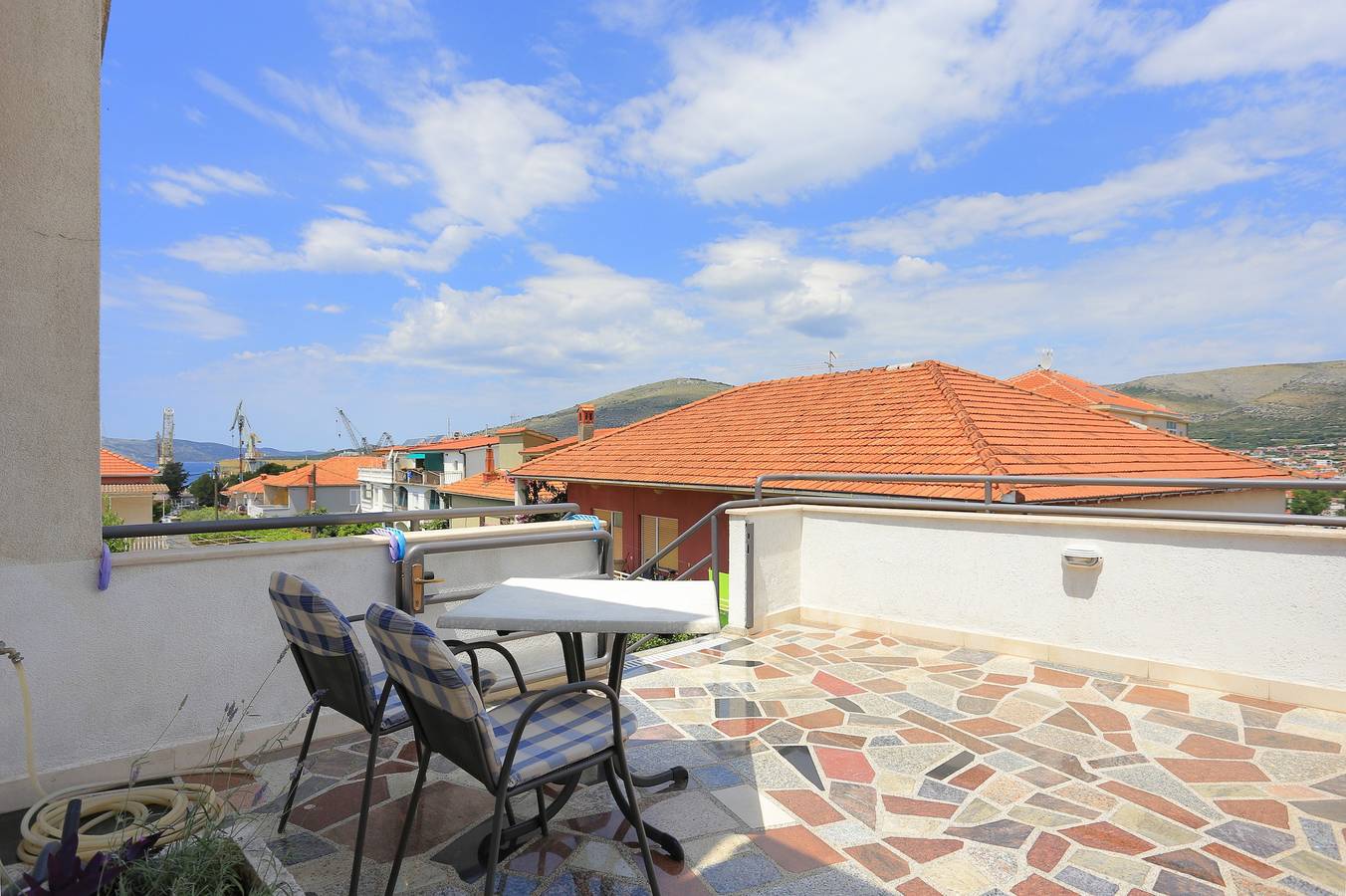 Ganze Wohnung, 1-Zimmer-Ferienwohnung mit Terrasse und Meerblick Trogir A-4814-b in Trogir, Ciovo